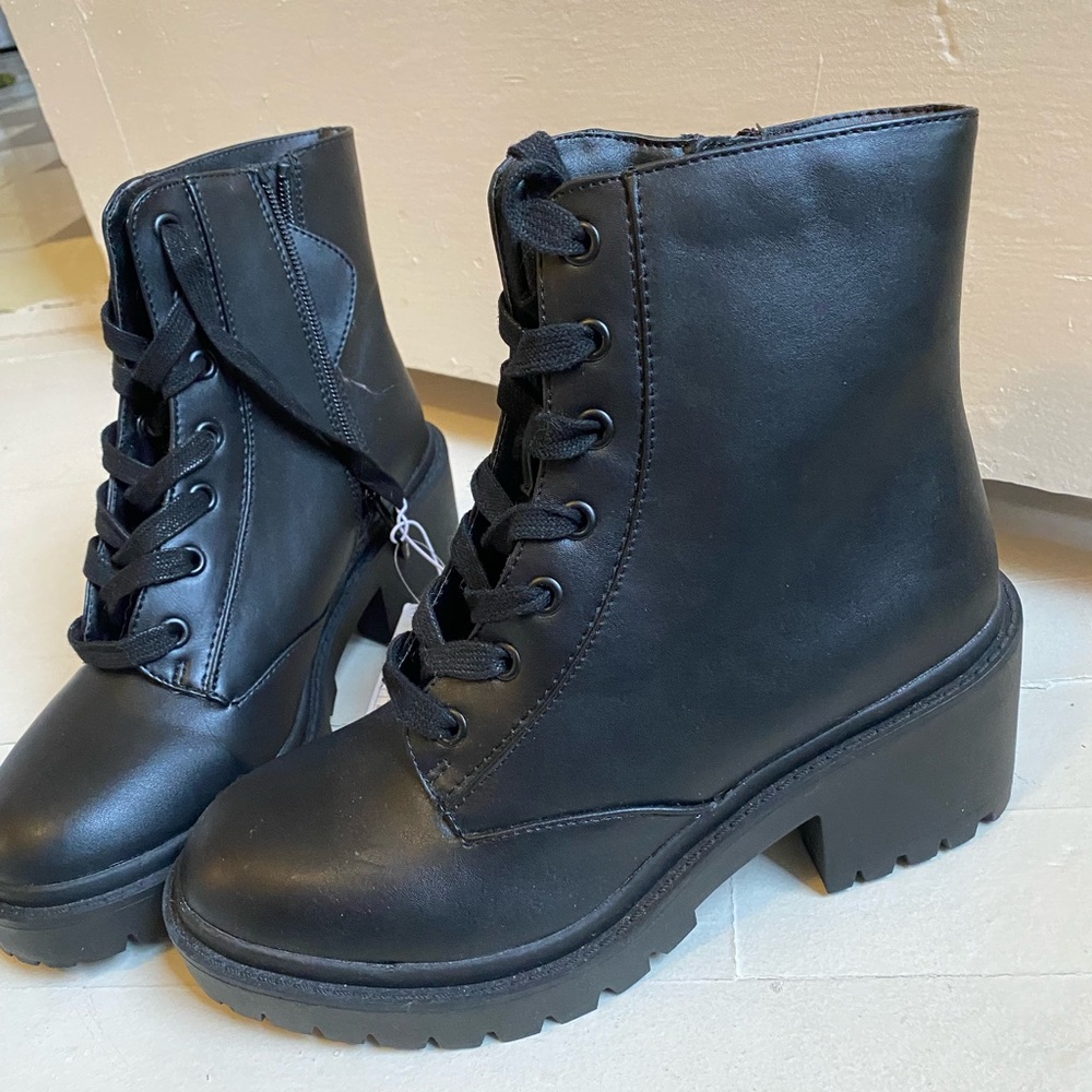 Universal Thread lace up booties size 7